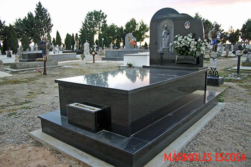 Panteón negro intenso con Virgen del Pilar relieve