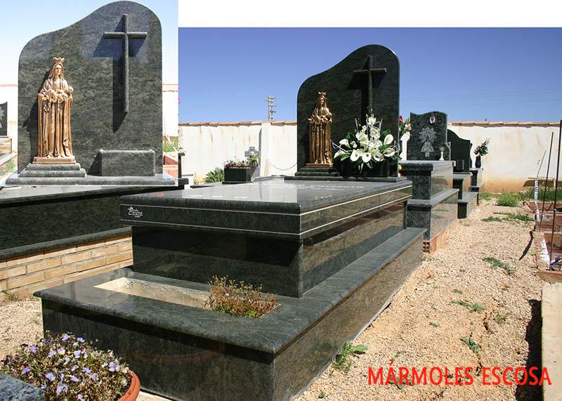 Panteón verde con cruz y Virgen